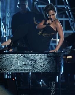 Alicia Keys feet photo thumbnail