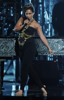 Alicia Keys feet photo thumbnail