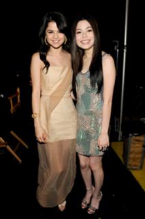 Selena Gomez feet photo thumbnail