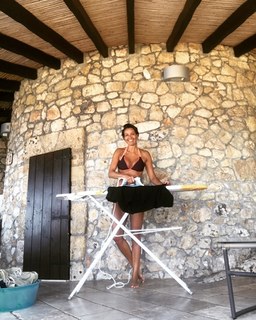Melanie Sykes feet photo thumbnail