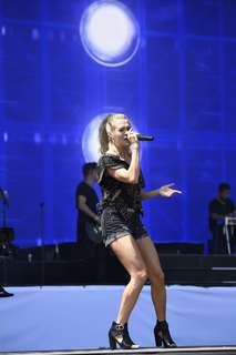 Carrie Underwood feet photo thumbnail