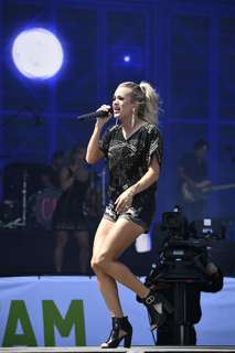 Carrie Underwood feet photo thumbnail