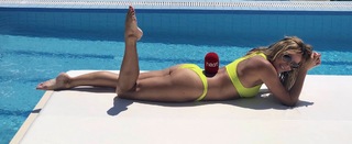 Amanda Holden feet photo thumbnail