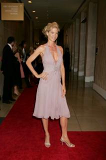 Jenna Elfman feet photo thumbnail