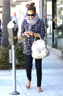Jessica Alba feet photo thumbnail