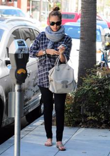 Jessica Alba feet photo thumbnail