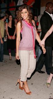 Nelly Furtado feet photo thumbnail