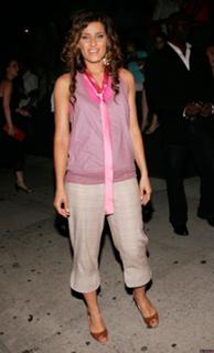 Nelly Furtado feet photo thumbnail