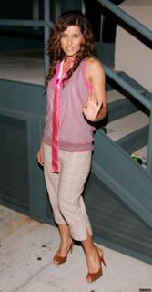 Nelly Furtado feet photo thumbnail