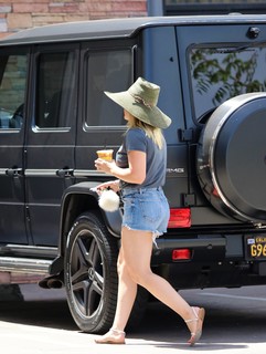 Hilary Duff feet photo thumbnail