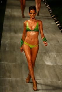 Izabel Goulart feet photo thumbnail