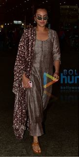 Sonakshi Sinha feet photo thumbnail