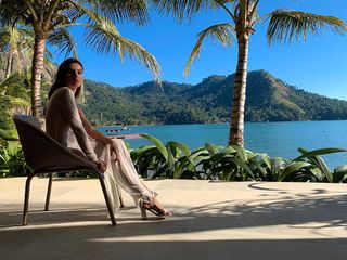 Isis Valverde feet photo thumbnail