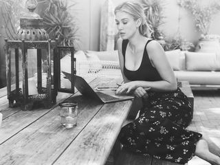 Delta Goodrem feet photo thumbnail