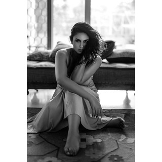Huma Qureshi feet photo thumbnail