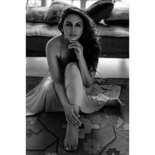 Huma Qureshi feet photo thumbnail
