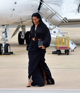 Rihanna feet photo thumbnail