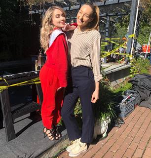 Sabrina Carpenter feet photo thumbnail