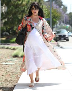 Selma Blair feet photo thumbnail