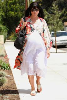 Selma Blair feet photo thumbnail
