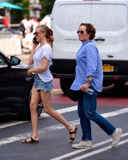 Amanda Seyfried feet photo thumbnail