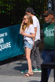 Amanda Seyfried feet photo thumbnail