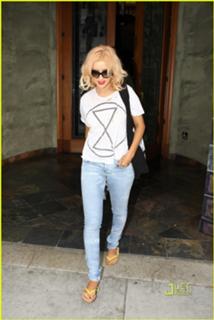 Christina Aguilera feet photo thumbnail