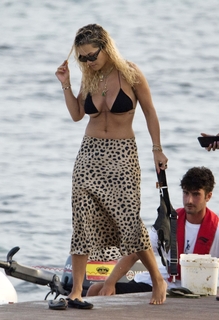 Rita Ora feet photo thumbnail