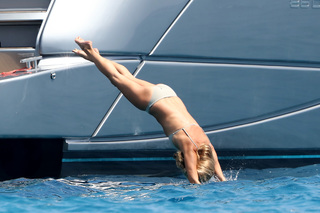Kate Moss feet photo thumbnail