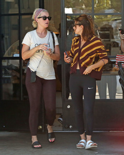 Katy Perry feet photo thumbnail