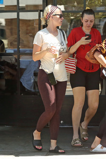 Katy Perry feet photo thumbnail