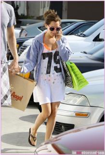 Ashley Tisdale feet photo thumbnail