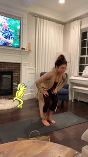 Sarah Hyland feet photo thumbnail