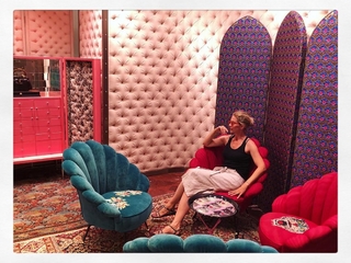 Jenna Elfman feet photo thumbnail