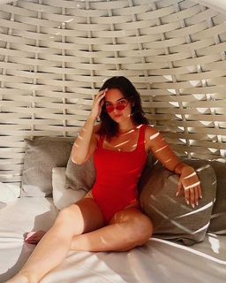 Natalie Noel Mariduena feet photo thumbnail