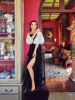 Zoey Deutch feet photo thumbnail