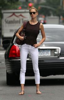 Karolina Kurkova feet photo thumbnail