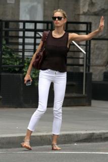 Karolina Kurkova feet photo thumbnail