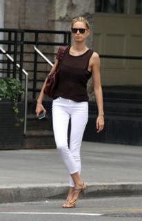 Karolina Kurkova feet photo thumbnail