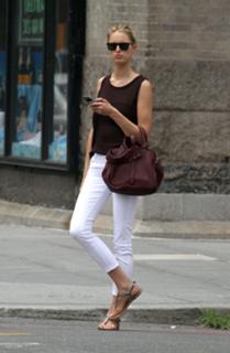 Karolina Kurkova feet photo thumbnail
