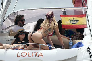 Rita Ora feet photo thumbnail