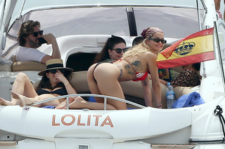 Rita Ora feet photo thumbnail