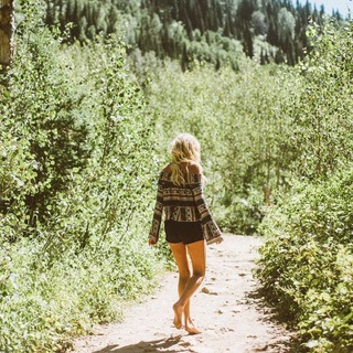 Kelsea Ballerini feet photo thumbnail
