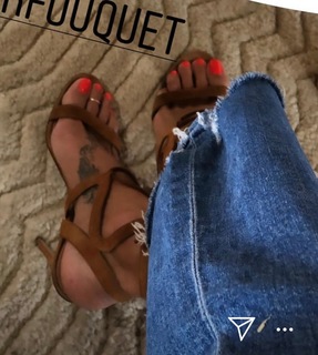 Brooke Burke feet photo thumbnail