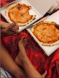 Valentina Vignali feet photo thumbnail