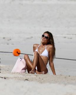Alessandra Ambrosio feet photo thumbnail