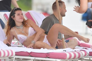 Bella Thorne feet photo thumbnail
