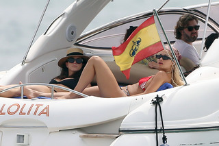 Rita Ora feet photo thumbnail