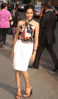 Freida Pinto feet photo thumbnail