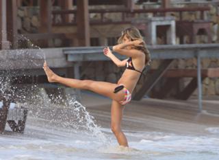 Alessandra Ambrosio feet photo thumbnail